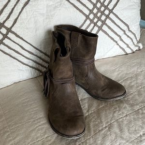 Sugar Short Tasseled Bootie Size 9